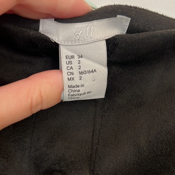 Clearance‼️ H&M Black Velvet Mini Skirt Size 2 with pockets - Picture 3 of 4